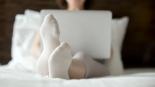 Всего 2 часа и ни следа желтизны — дешёвый способ спасёт даже заношенные белые носки