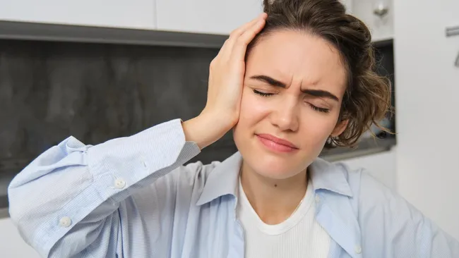 Врач Гузман: боль в ухе при насморке или гриппа возникает из-за отека евстахиевой трубы 