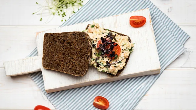 Никакой колбасы — этот кремовый паштет из фасоли станет вашим фаворитом 