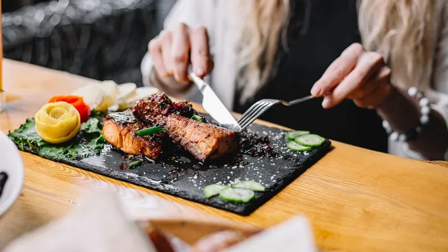 Высокое потребление животного белка связали с риском депрессии у женщин