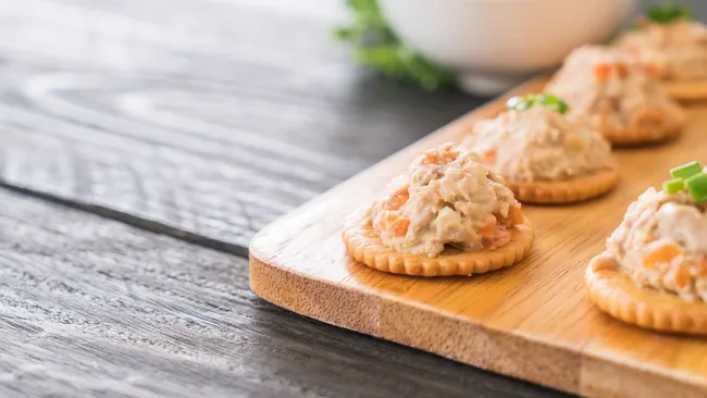 Забудьте про икру и паштеты — рецепт дешёвой намазка из 2 ингредиентов 