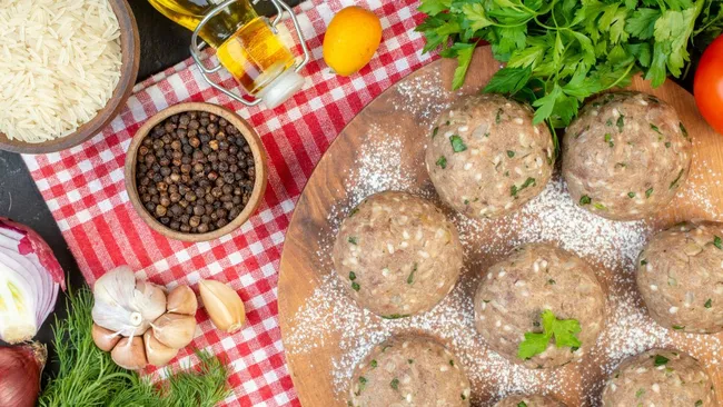 Больше не вернетесь к обычным куриным котлетам — 1 продукт превратит их ресторанное блюдо