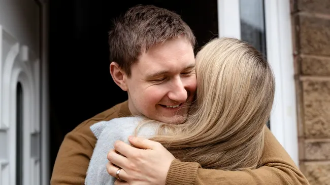 Частые объятия связали со снижением депрессии и тревоги