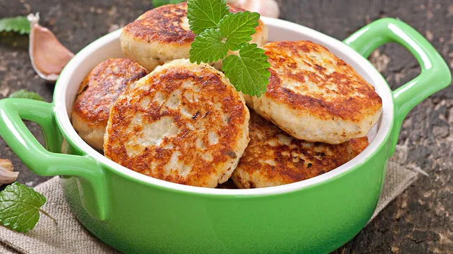 Пара ложек в фарш – секретный ингредиент для сочных котлет с нежным вкусом