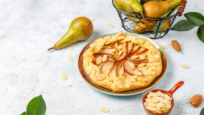 Вкуснее яблочной шарлотки – простой рецепт пирога с грушей