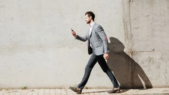 Учёные выяснили, что эмоции человека можно распознать по его походке