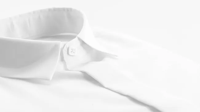 Секрет чистых воротничков и подмышек — жёлтые пятна растворятся с белых вещей