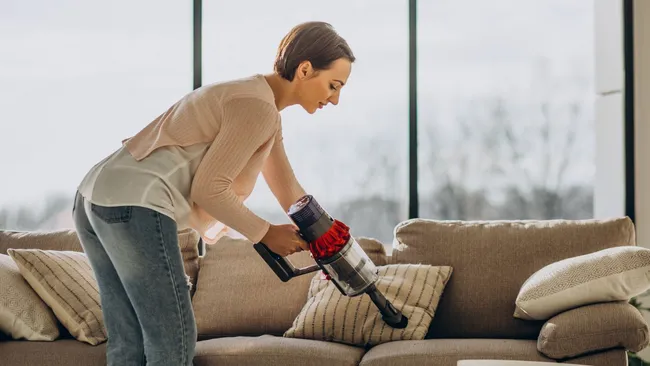 Можно не выкидывать и не тащить в химчистку — как отмыть диван дома