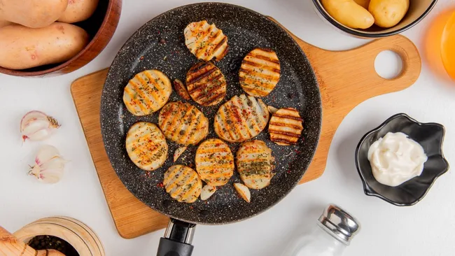 Еда больше не прилипнет — надёжный способ спасти старую сковороду