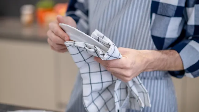 Кухонные полотенца станут как новые — попробуйте схему против жира, пятен и запахов