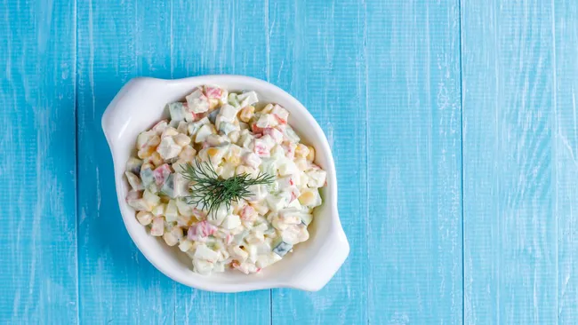 Добавьте хруста — салат из крабовых палочек по новым правилам 