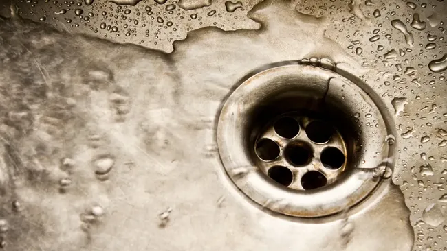 Зловоние исчезнет — вылейте стакан в раковину и идите спать 