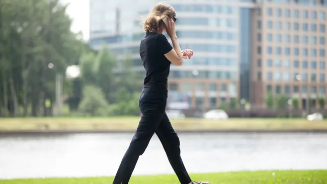 Во время ходьбы у человека улучшается слух 