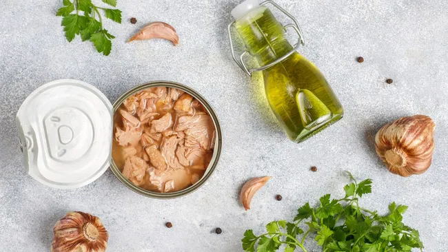 Вкусно и без лишних усилий — рецепт питательного и нежного салата с печенью трески