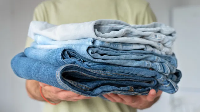 Прилипла намертво — как спасти джинсы от жвачки