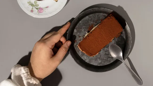 Без духовки и лишней возни — быстрый торт из печенья с сочной вишней