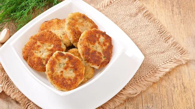 Хрустящая корочка и сочная середина — готовим куриные котлеты без лишних хлопот