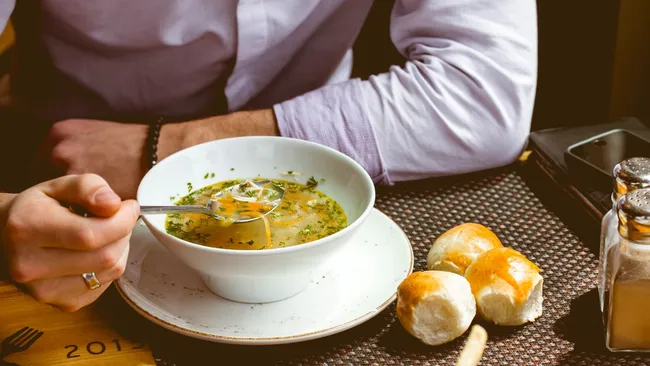 Эксперт Фозилова: лишнюю соль из блюда уберут картофель и рис