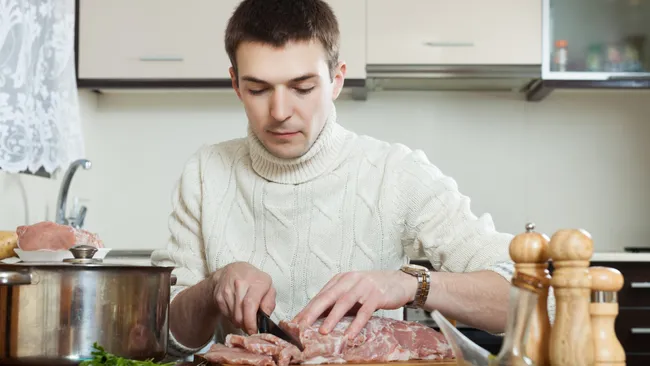 Диетолог Соломатина порекомендовала есть красное мясо не чаще двух раз в неделю