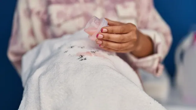 Спирт, сода и молоко — простые способы убрать чернила с одежды