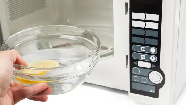 Жир слезет сам за минуту — микроволновка станет как новая без усилий