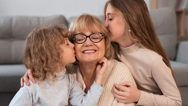 Времяпрепровождение с внуками в пожилом возрасте сохраняет здоровье мозга 