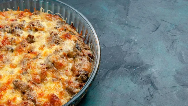 Когда времени нет, а хочется вкусно поесть — сытная запеканка из доступных ингредиентов 