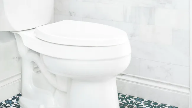 Рыжие пятна на унитазе исчезнут на глазах — лайфхак с содой и перекисью