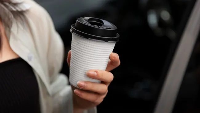  Исследование показало связь температуры напитка и интенсивности выбросов микропластика