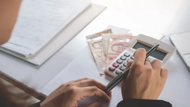 Психическое здоровье и уровень дохода меняют реакцию на обман
