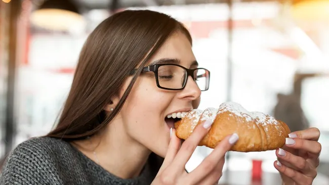 Диетолог Соломатина посоветовала не есть натощак свежую выпечку 