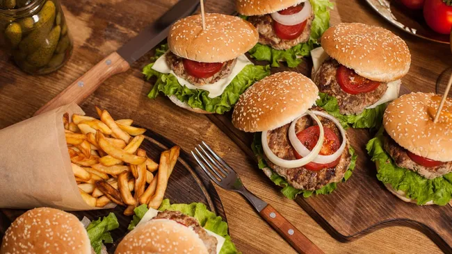 Избыток фастфуда сокращает продолжительность жизни сильнее курения 