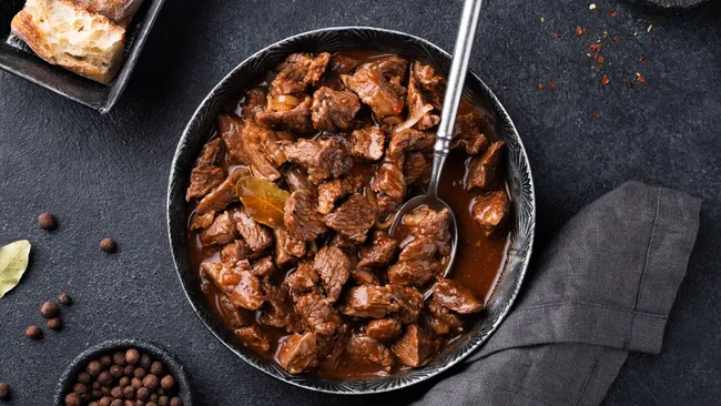 Секрет идеального тушёного мяса — нежность, аромат и золотистая корочка