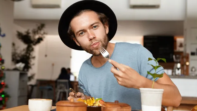 Регулярный завтрак, овощи и фрукты делают человека счастливее 