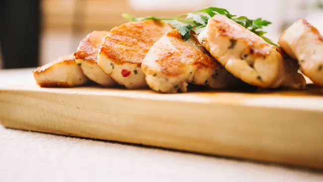 Сочная курица без заморочек — готовим грудку под сырной шапочкой