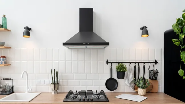 Жир с вытяжки сойдёт сам — растворяем 1 таблетку в воде 