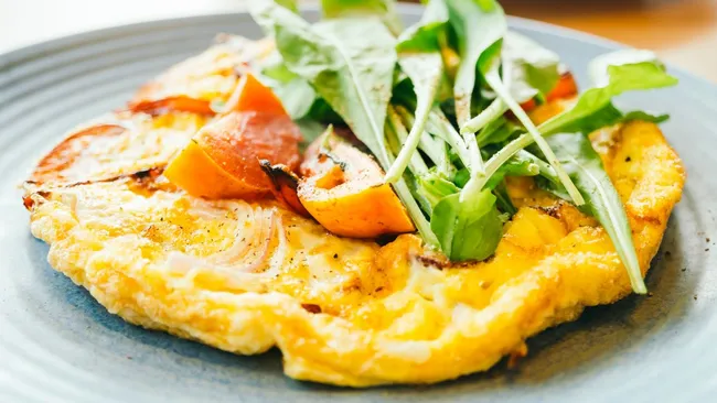 Готовим воздушный омлет — сковородка не понадобится 