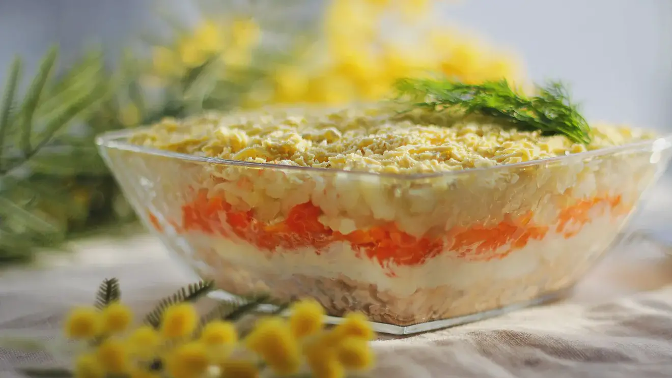 Слоёный праздник: классический рецепт салата «Мимоза»