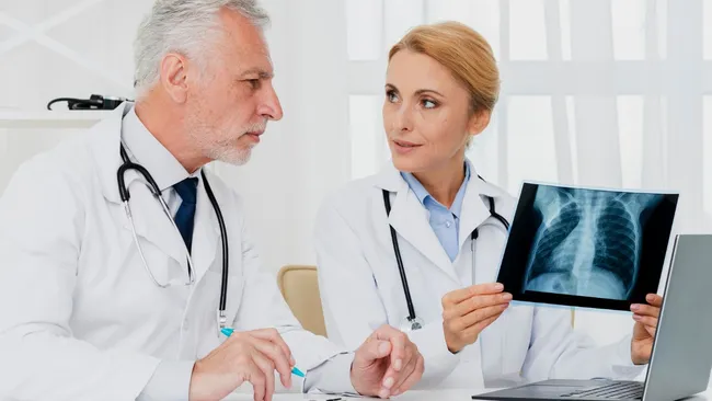 Врач Пятакова: сильное повреждение лёгких от вейпов развивается за несколько месяцев 