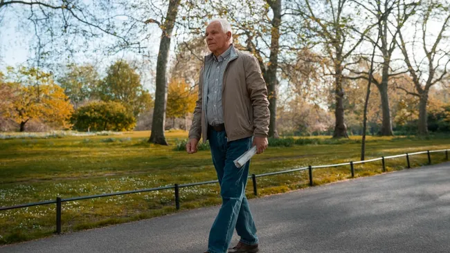 Скорость ходьбы ниже 0,8 метра в секунду связали с наступлением старости 