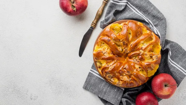 Мягкий, нежный, ароматный — идеальный яблочный пирог для уютного чаепития 