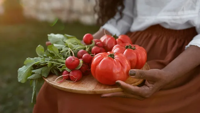 Бросьте это в лунку и урожай придется раздавать соседям — секрет опытных дачников раскрыт 