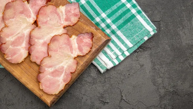 Янтарное, мягкое и со вкусом копчения — секретный трюк с салом и чайными пакетиками
