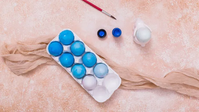 Киньте овощ в воду и на выходе получите красивые голубые яйца — лайфхак к Пасхе 