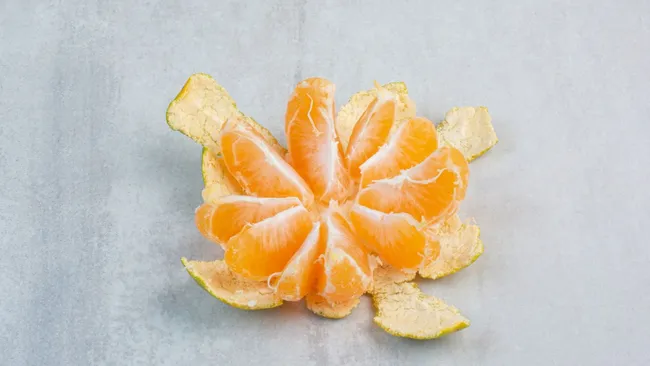 Замена удобрений для огорода и цветов — не выбрасывайте кожуру от мандарина