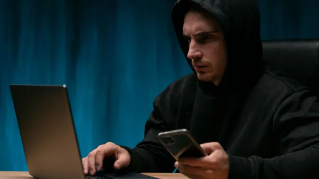 Зумеры и миллениалы чаще остальных поколений становятся жертвами мошенников 