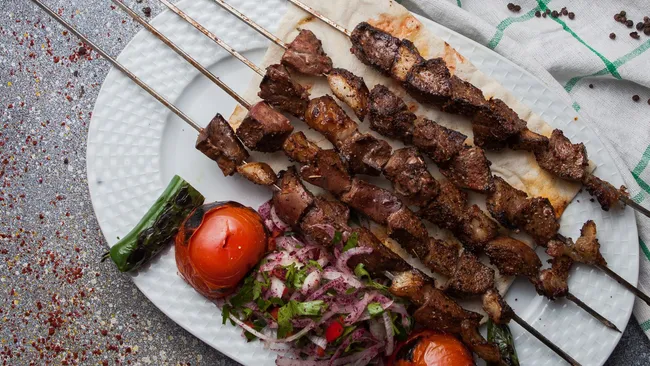 Не выкидывайте вчерашний шашлык — готовим вкусное блюдо из того, что осталось от пикника