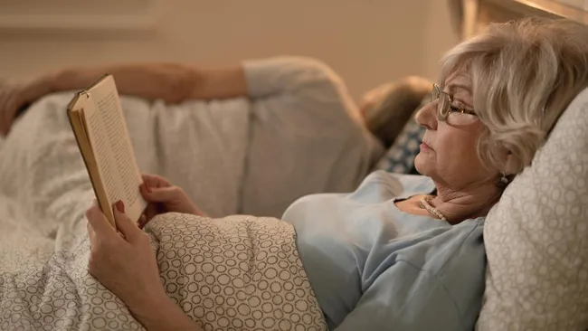 Даже короткие ночные пробуждения ухудшают мышление у пожилых людей 