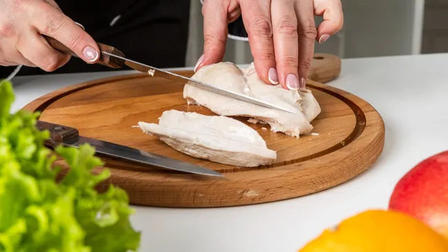 Куриная грудка обязательно получится сочной – повторите простую кулинарную хитрость