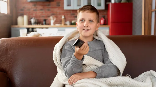 Врач Субботина: расстояние между ребенком и телевизором должно быть не менее двух метров 